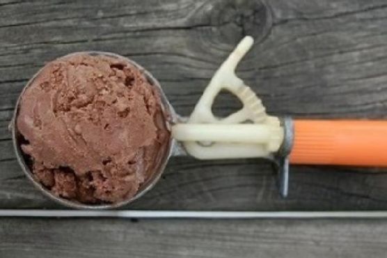Creamy egg-less chocolate ice cream with chocolate chip cookies