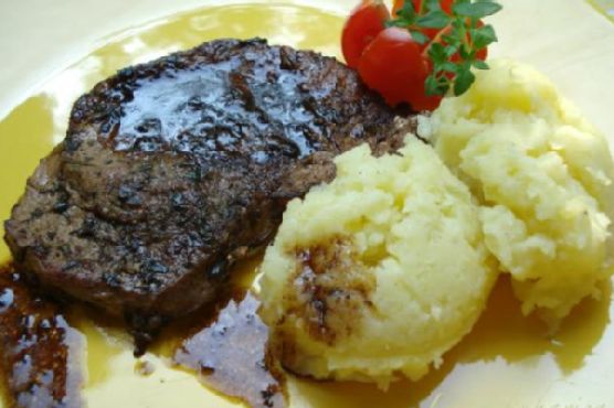 Cutlets with balsamic vinegar, thyme and Parmesan mashed potatoes