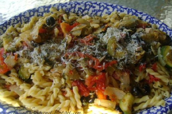 Macaroni Pasta with Fresh Tomatoes, Zucchini and Artichokes