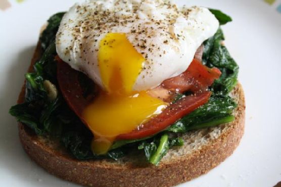 Poached Egg With Spinach and Tomato